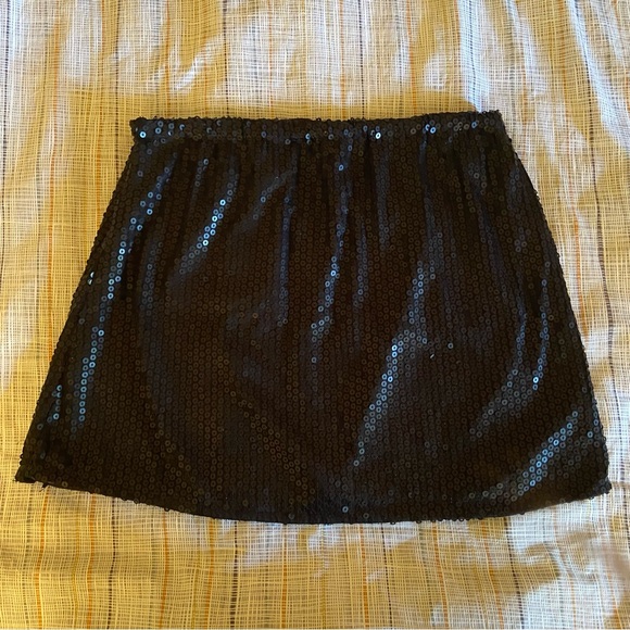 Black sequinned mini skirt - Picture 2 of 5